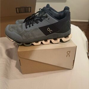 On cloud running women’s size 7